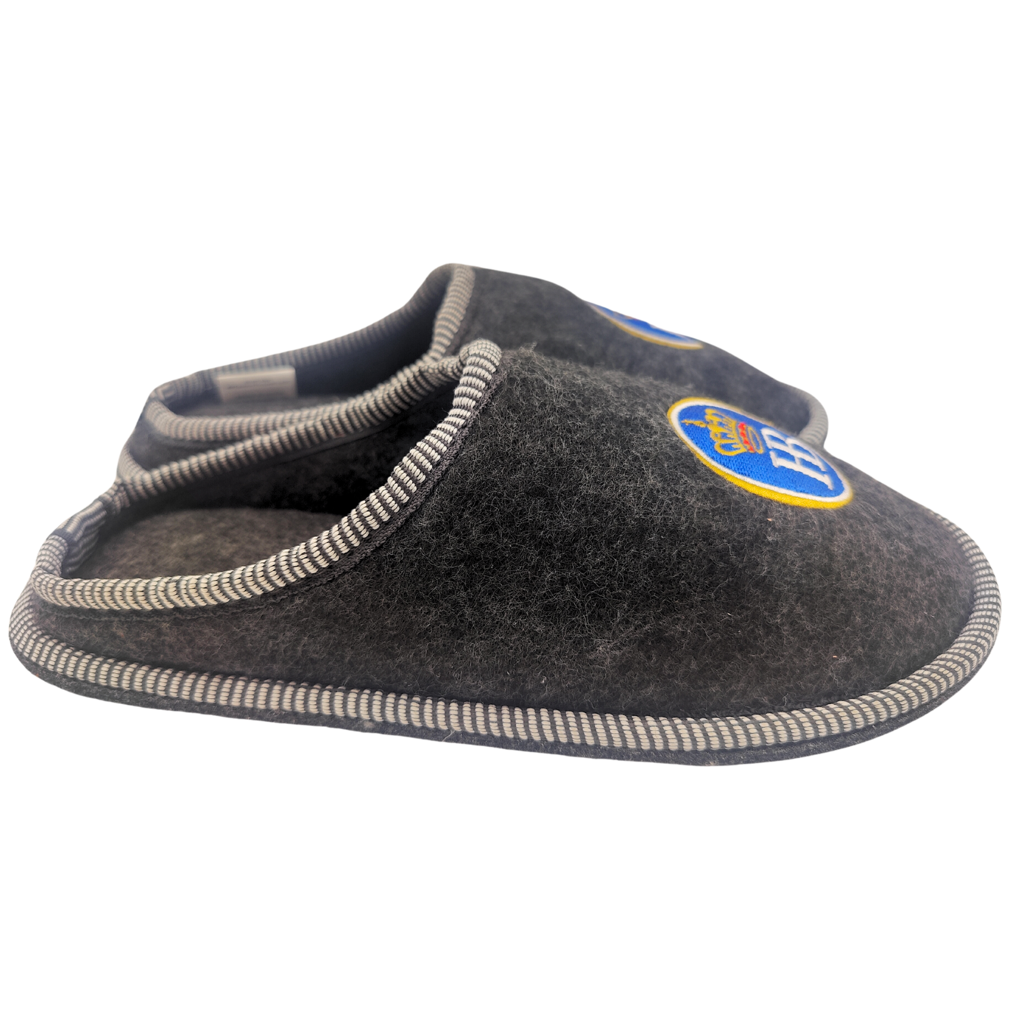 Graue Filzpantoffeln mit weißer Ziernaht und Hofbräuhaus-Logo auf dem Spann.