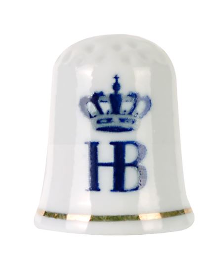 Dekorativer weißer Fingehut aus Porzellan mit HB Logo in blau und Goldband am Rand