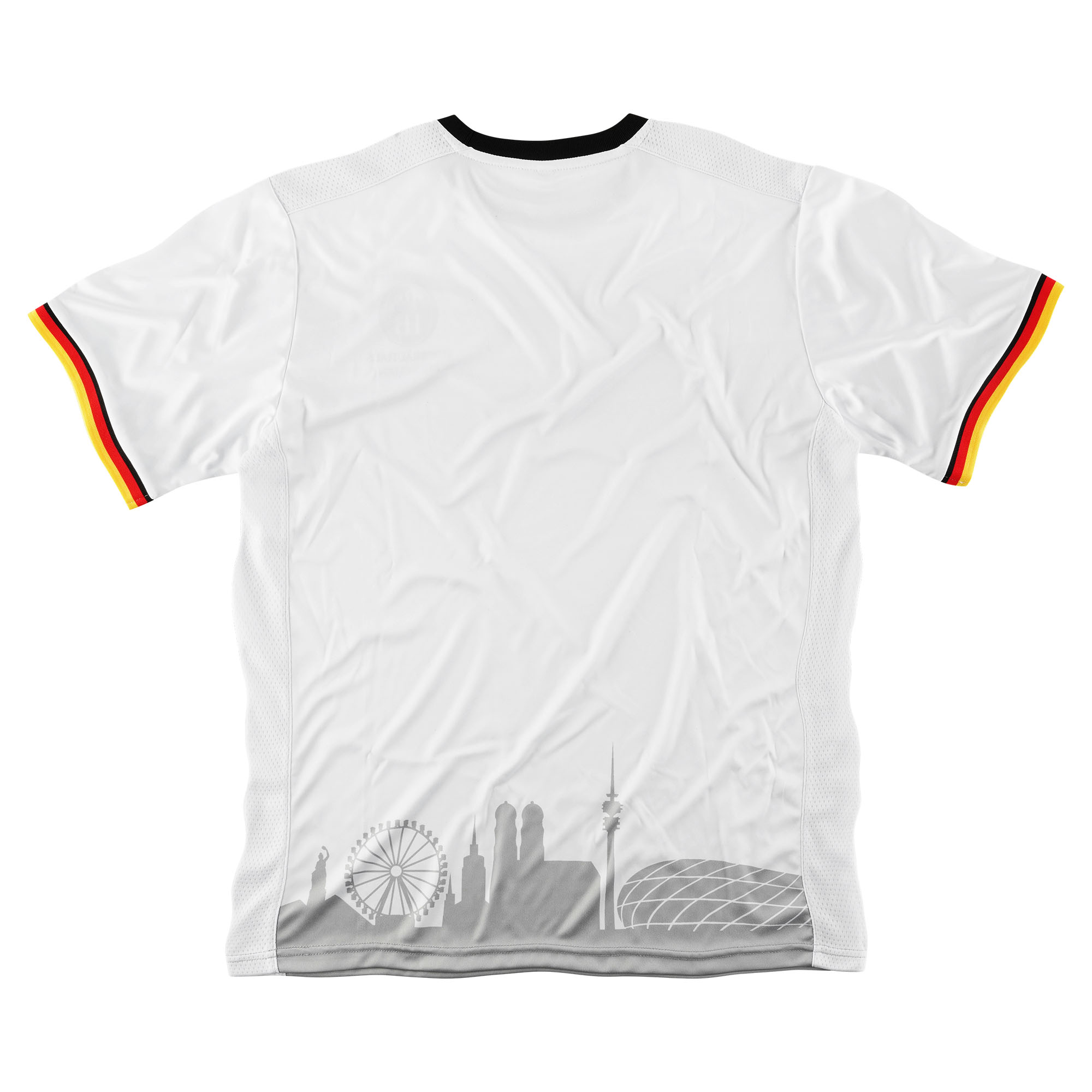 „Rückseite eines weißen Trikots mit schwarz-rot-gelben Ärmelabschlüssen und schwarzem Kragen, unten mit grauer Silhouette von Sehenswürdigkeiten wie Riesenrad, Hochhäusern und Stadion.“