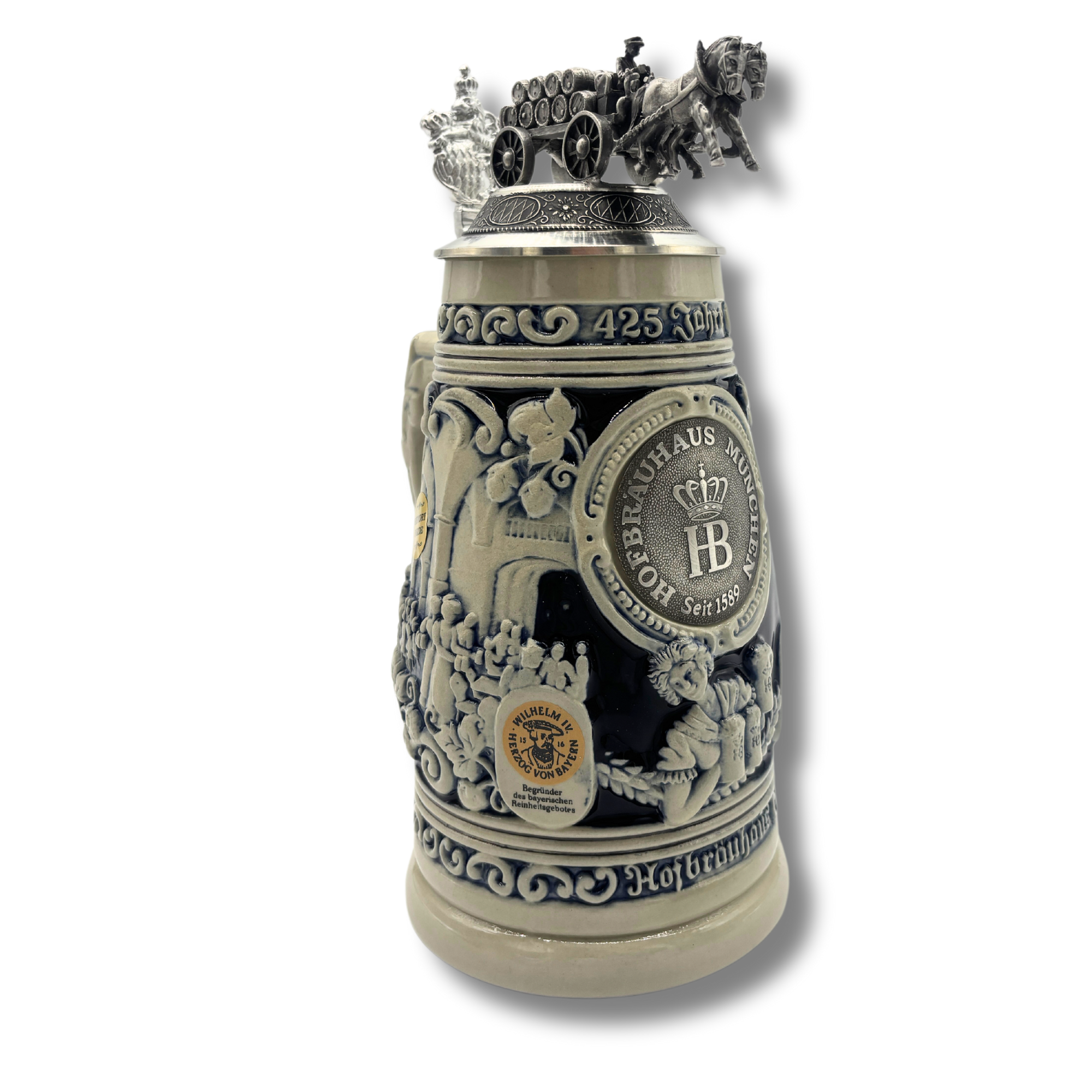 „Reliefbierkrug als Sonderedition, Detail der Krugmitte:  auf dem Krugkörper, eine Prägung des HB-LOgos wie eine Münze und darunter eine Bedienung mit Krügen. Der Zinndeckel ist mit einer detailreichen Skulptur eines Pferdegespanns verziert, das einen Wag