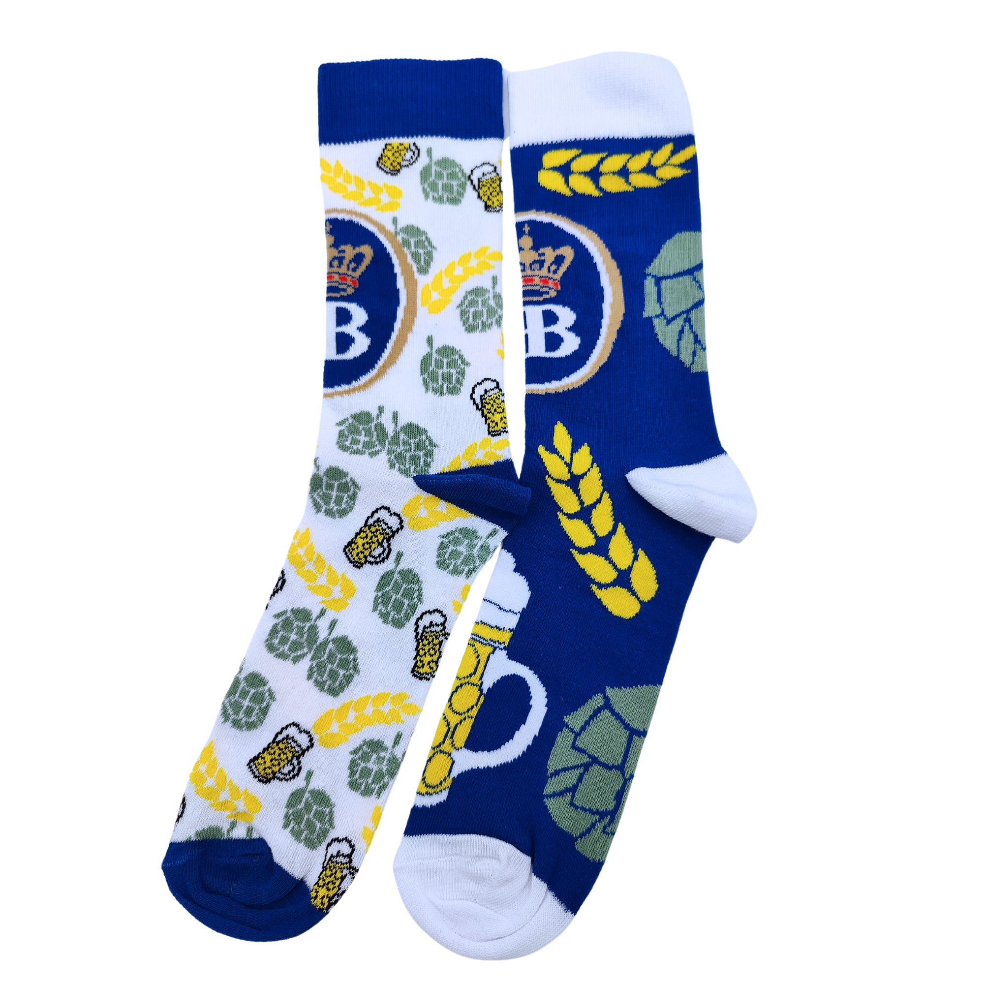 „Paar Socken mit unterschiedlichen Mustern: eine Socke weiß, die andere blau, beide mit Motiven von Hopfendolden, Weizenähren (Malz) und Bierkrügen.“