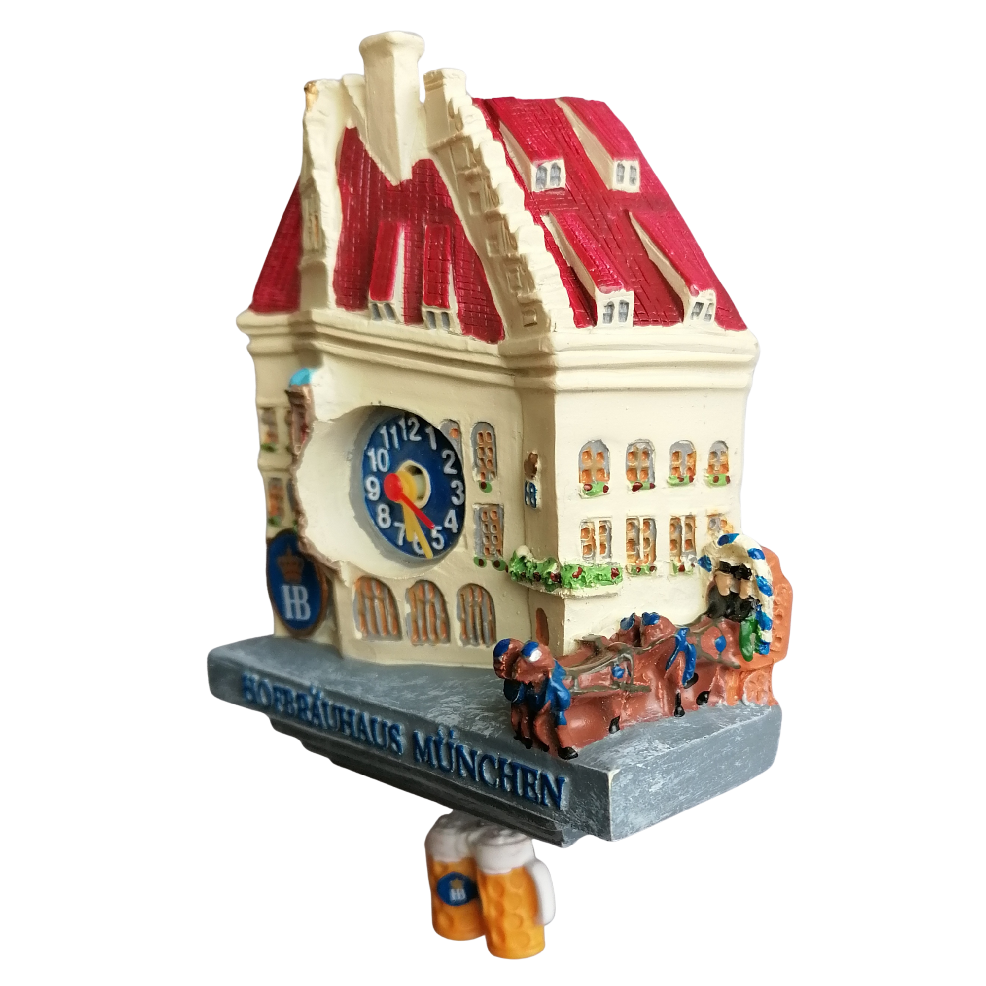 Kuckucksuhr in Form des Hofbräuhaus München, Seitenansicht: Gebäude mit rotem Dach, Uhr an der Fassade, Pferdegespann-Dekoration und Bierkrug-Pendel.