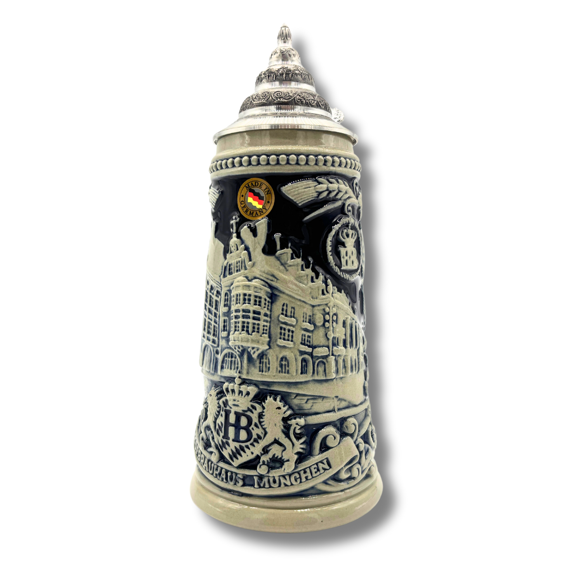 Reliefkrug mit Spitzzinndeckel, Relief in grau mit blauer Glasur, zeigt durchgehend das Hofbräuhaus München. Mittig das HB-Logo mit 2 bayerischen Löwen
