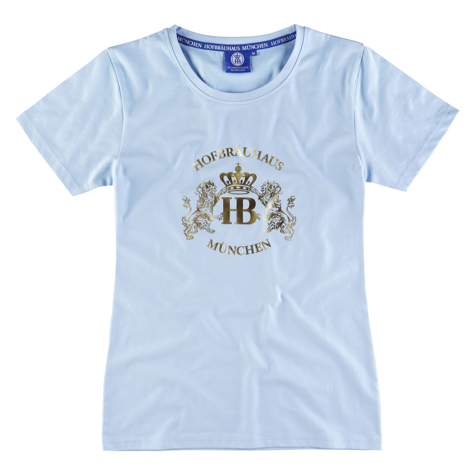 „Hellblaues T-Shirt mit Rundhalsausschnitt, goldener Aufschrift ‚Hofbräuhaus München‘ und HB-Logo mit Krone, flankiert von zwei stilisierten Münchener Löwen.“