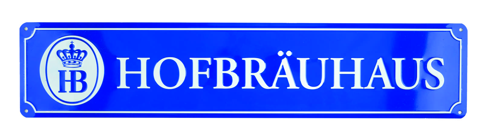 Blaues Metallschild im Stil eines Straßenschildes mit weißem Schriftzug ‚Hofbräuhaus‘ und HB-Logo auf der linken Seite.