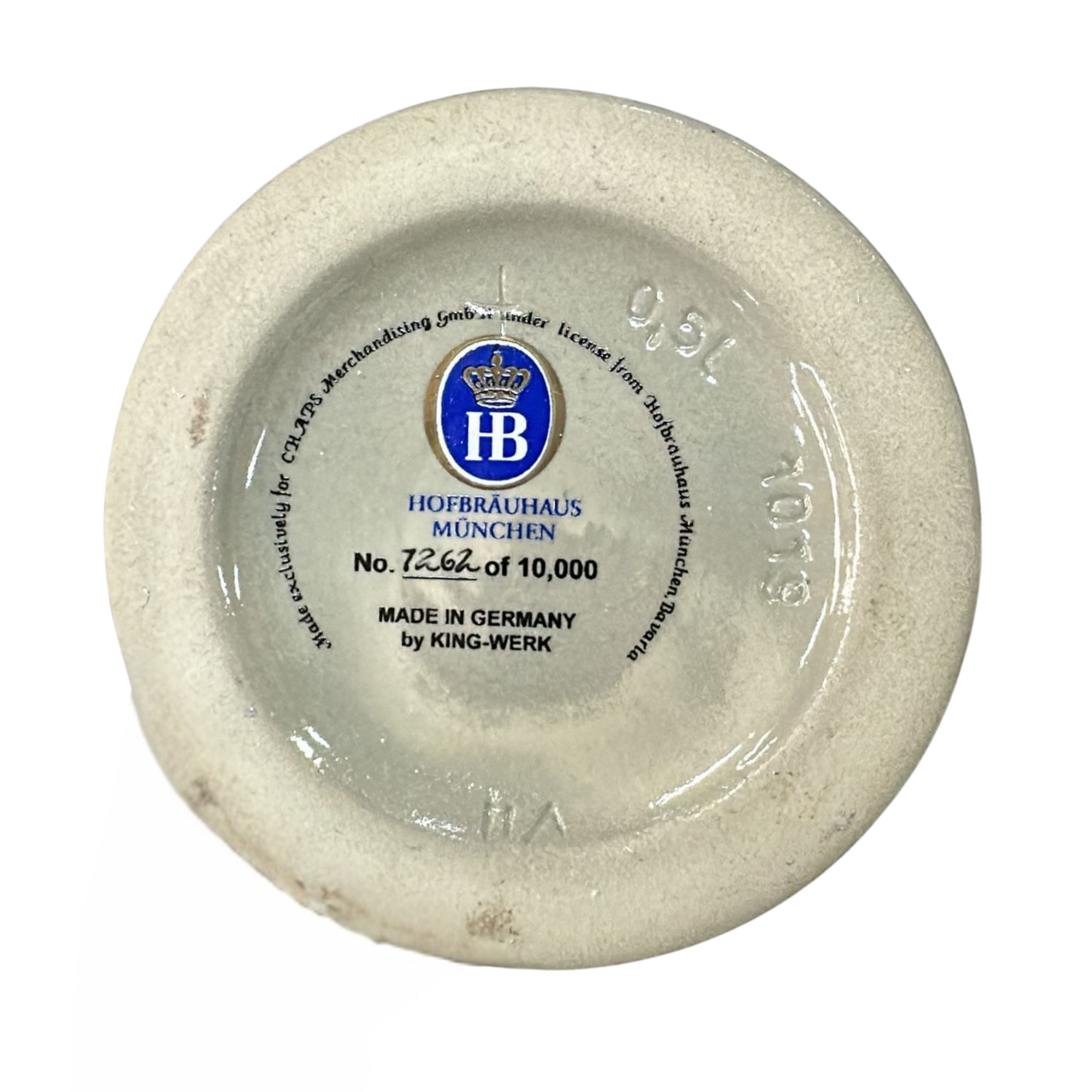 Unterseite eines Bierkrugs mit der Aufschrift „Hofbräuhaus München“ und der Nummerierung „7264 of 10,000“, darunter „Made in Germany by KING-WERK“.