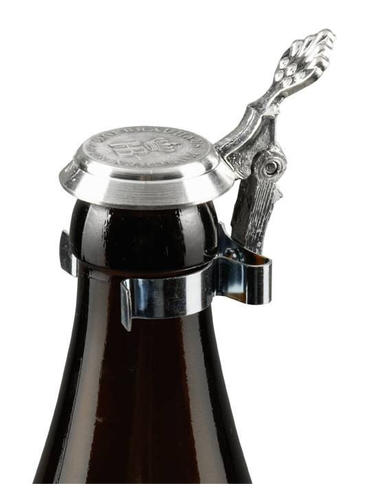 Metall-Klappdeckel  mit eingeprägtem Hofbräuhaus-Logo und Krone.