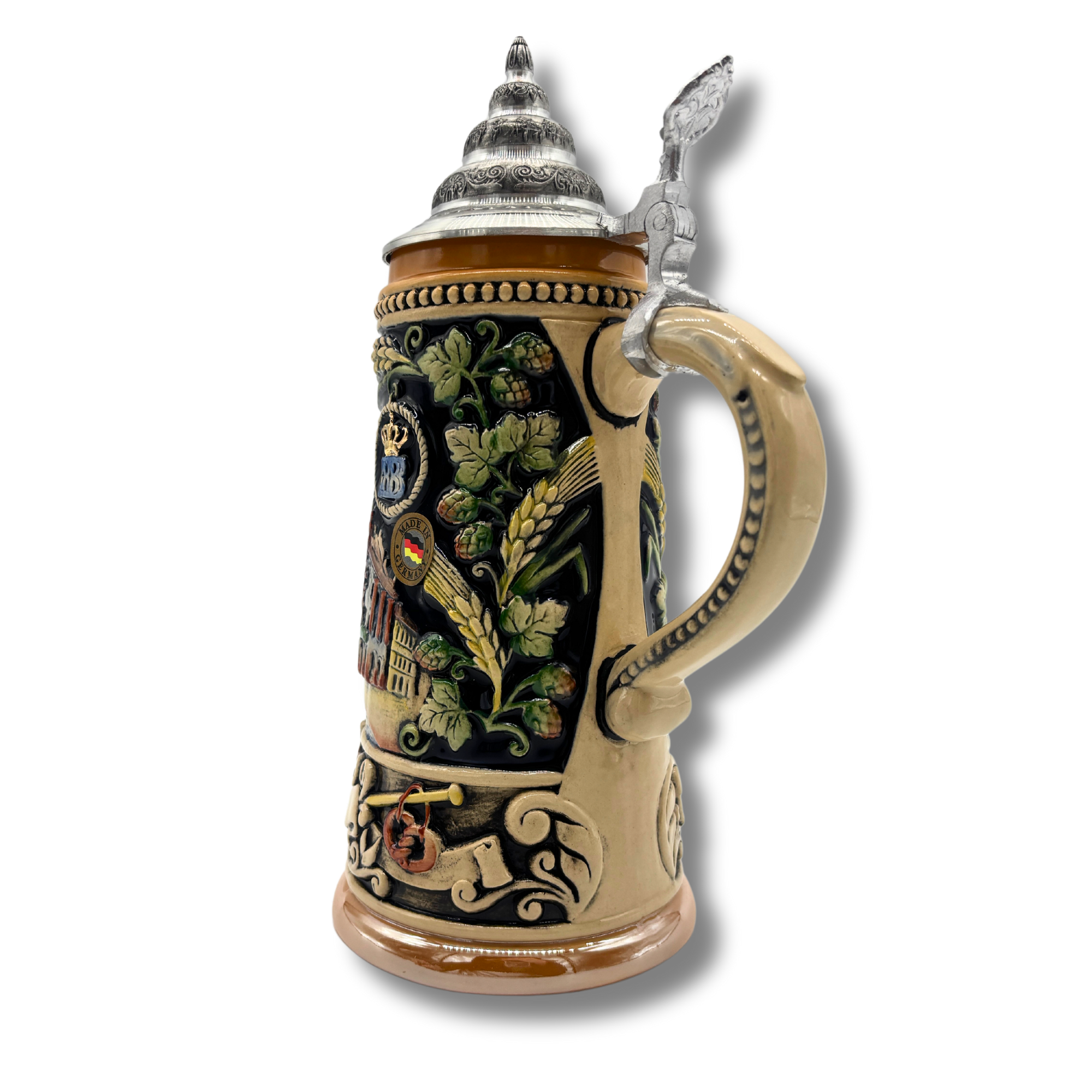 Reliefkrug mit Spitzzinndeckel, Relief in grau mit bunter Glasur, zeigt  in lebendigen Farbendurchgehend das Hofbräuhaus München. Mittig das HB-Logo mit 2 bayerischen Löwen