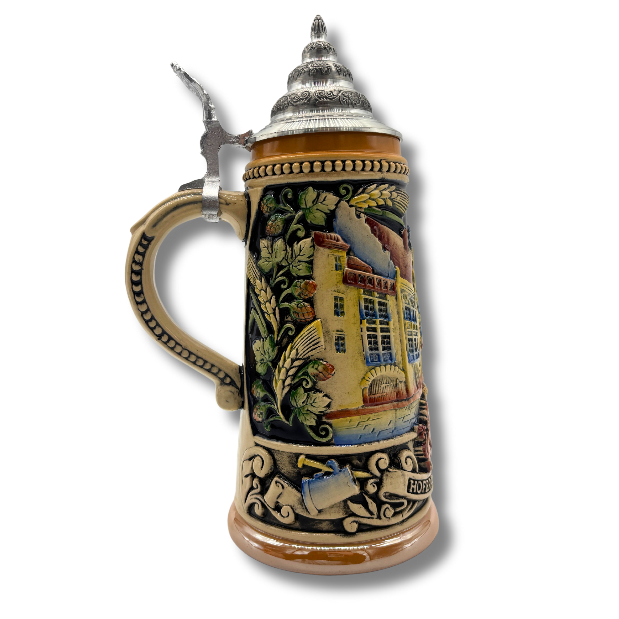 Reliefkrug mit Spitzzinndeckel, Relief in grau mit bunter Glasur, zeigt  in lebendigen Farbendurchgehend das Hofbräuhaus München. Mittig das HB-Logo mit 2 bayerischen Löwen