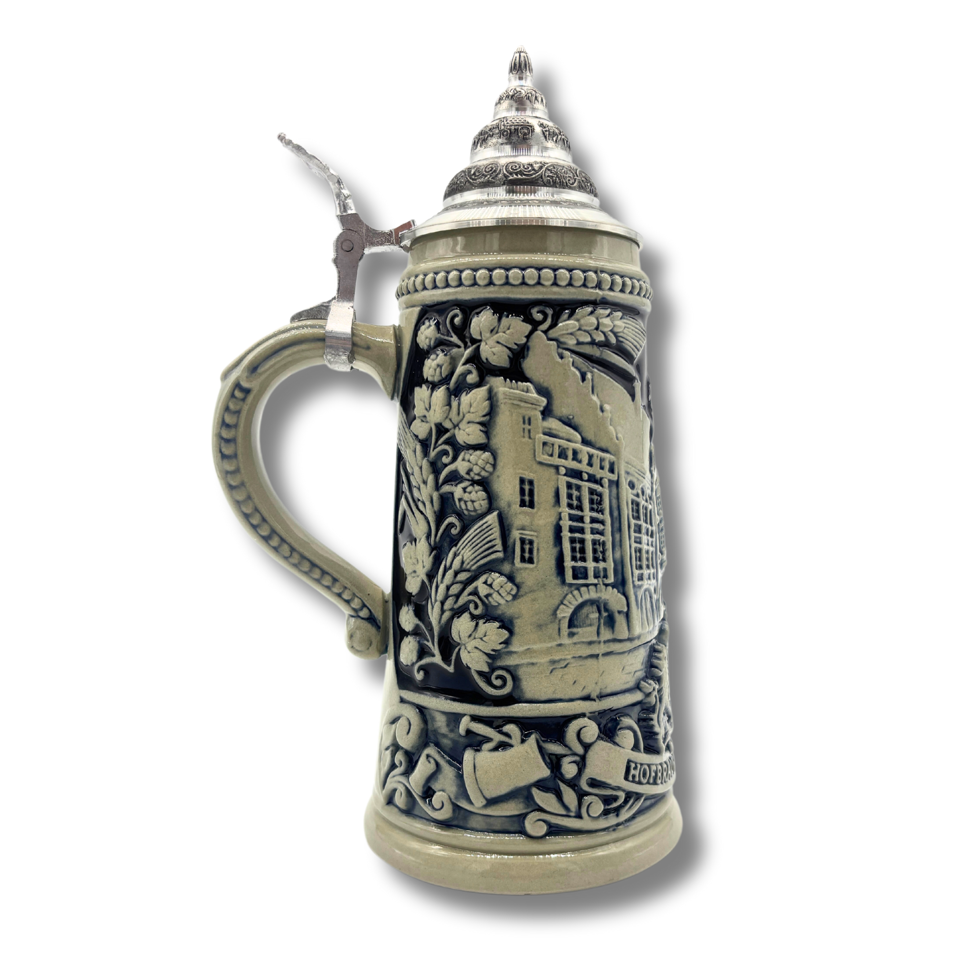 Reliefkrug mit Spitzzinndeckel, Relief in grau mit blauer Glasur, zeigt durchgehend das Hofbräuhaus München. Mittig das HB-Logo mit 2 bayerischen Löwen