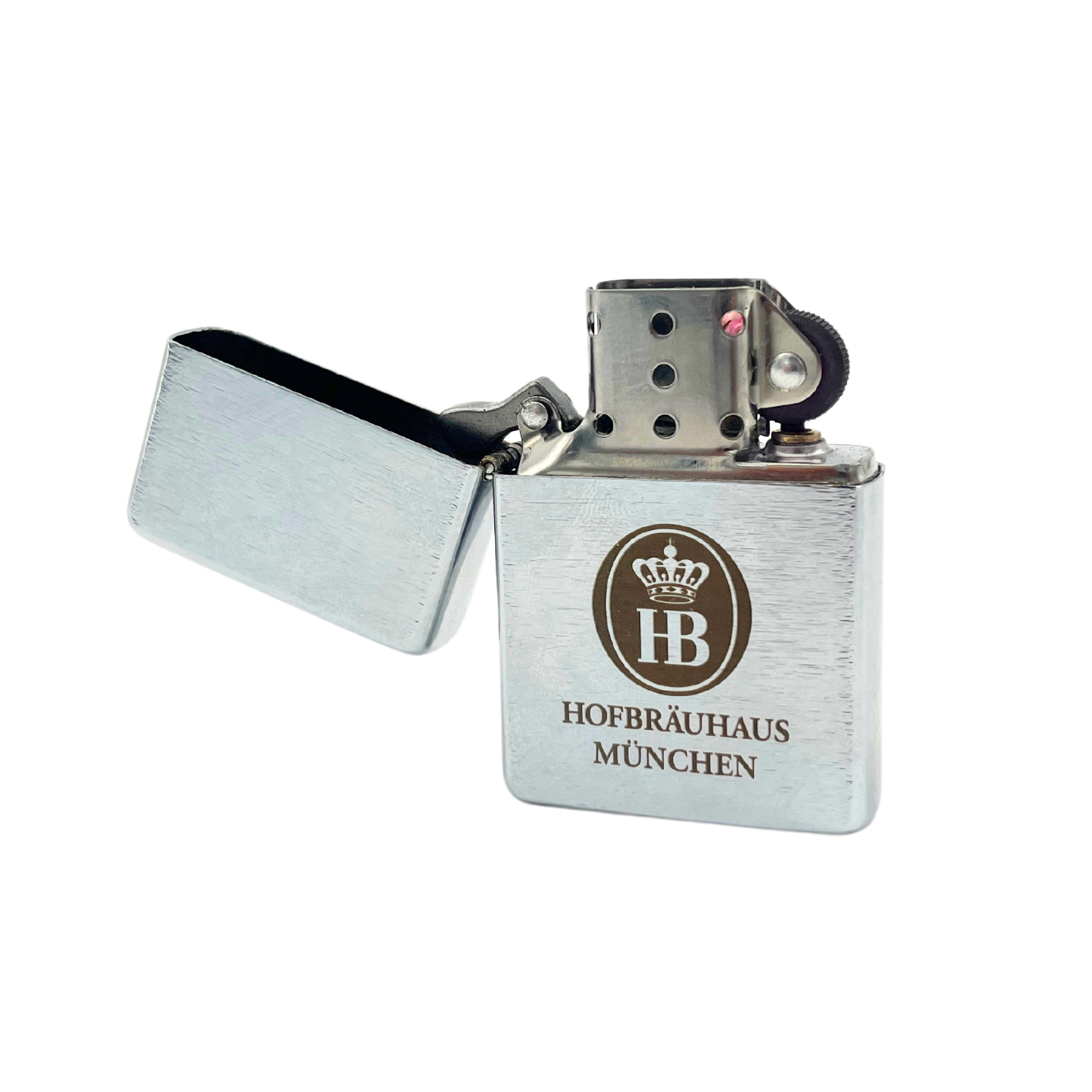 Metallisches Sturmfeuerzeug im Zippo-Stil mit geöffnetem Deckel und eingraviertem „Hofbräuhaus München“-Logo.