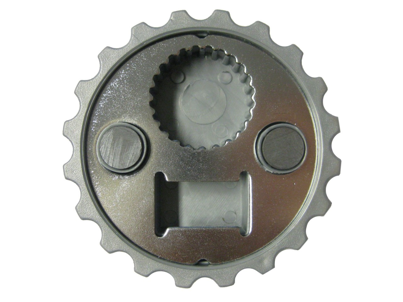 Rückseite eines magnetischen Flaschenöffners in Kronkorken-Form mit Metallöffner und zwei Magneten.
