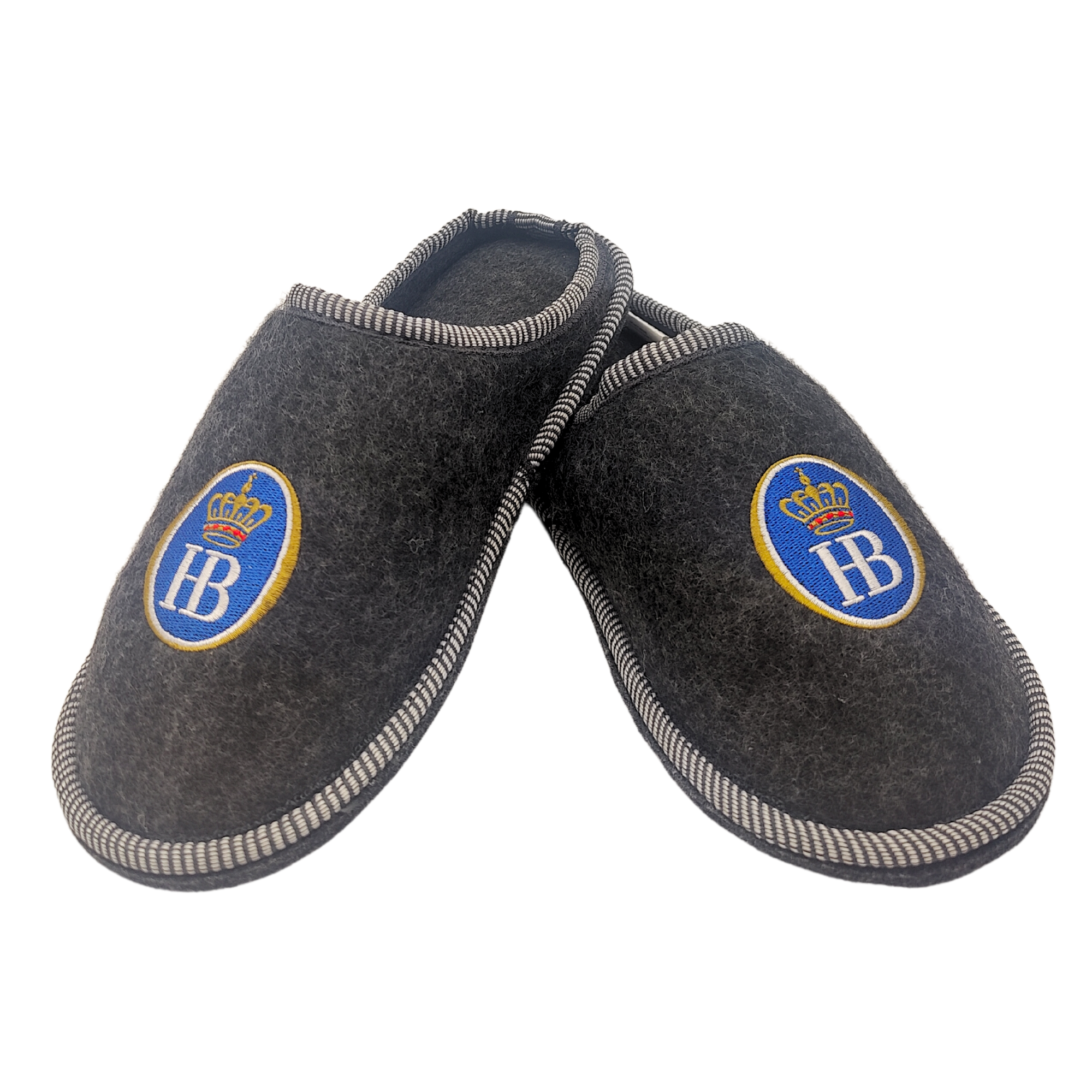 Ein Paar graue Filzpantoffeln mit Hofbräuhaus-Logo, seitlich aneinander gelehnt.