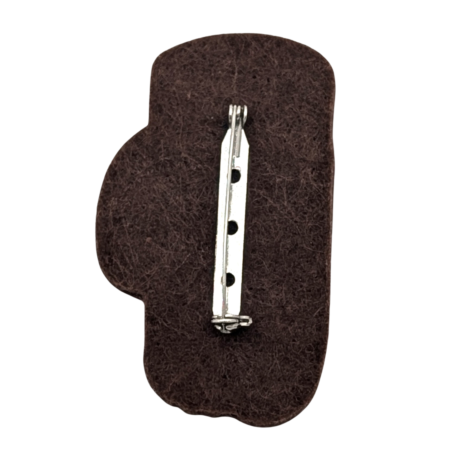 Rückseite des Filzansteckers in Krugform mit befestigter Broschennadel samt Sicherheitsbügelchen auf braunem Filz