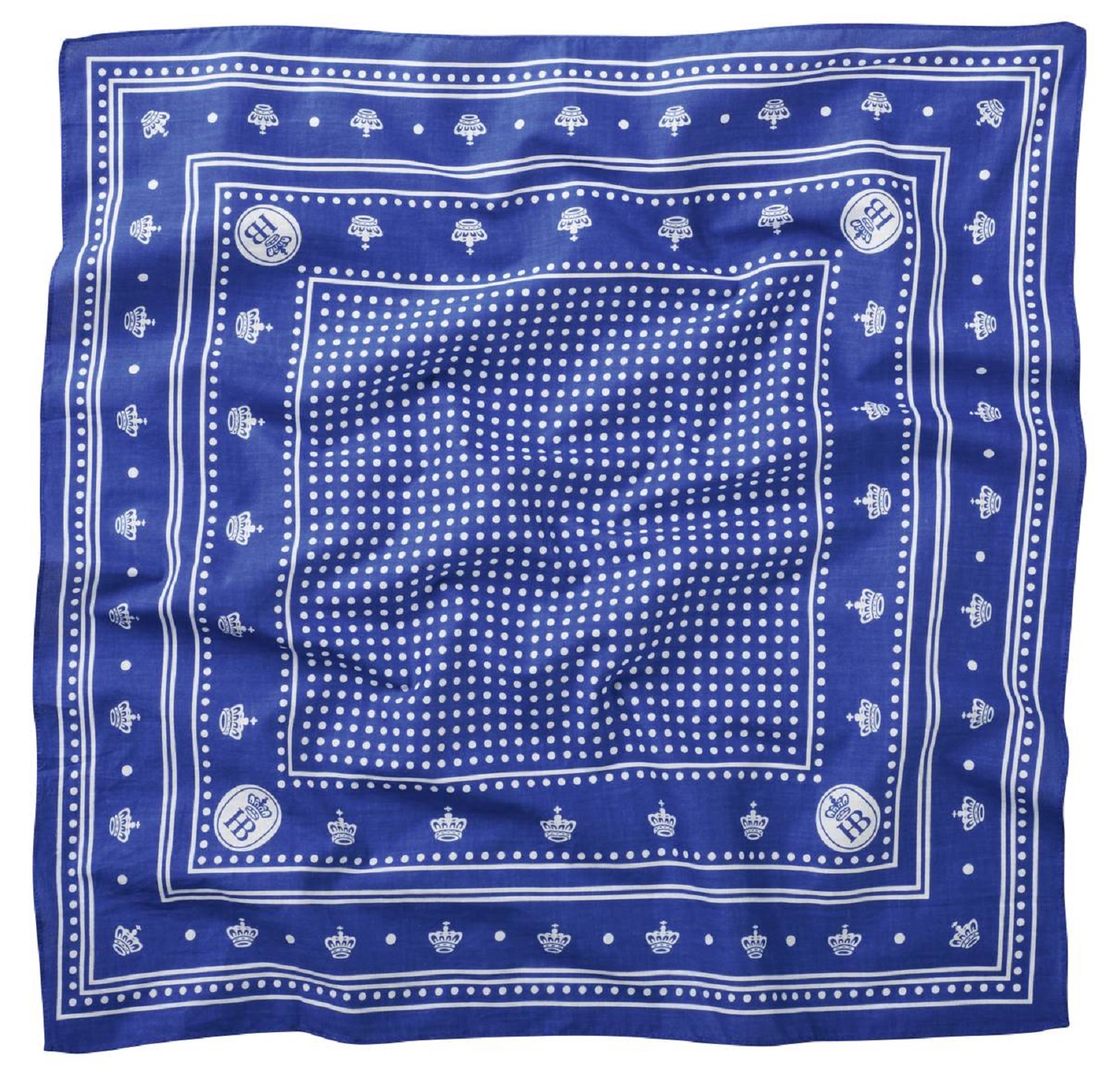Ein quadratisches, blaues Halstuch mit einem Muster in Weiß. In der Mitte befindet sich ein großes, gepunktetes Feld. Der Rand des Tuchs ist mit verschiedenen Mustern versehen, darunter kleine Kronen und das Monogramm "HB" in einem Kreis, umgeben von eine