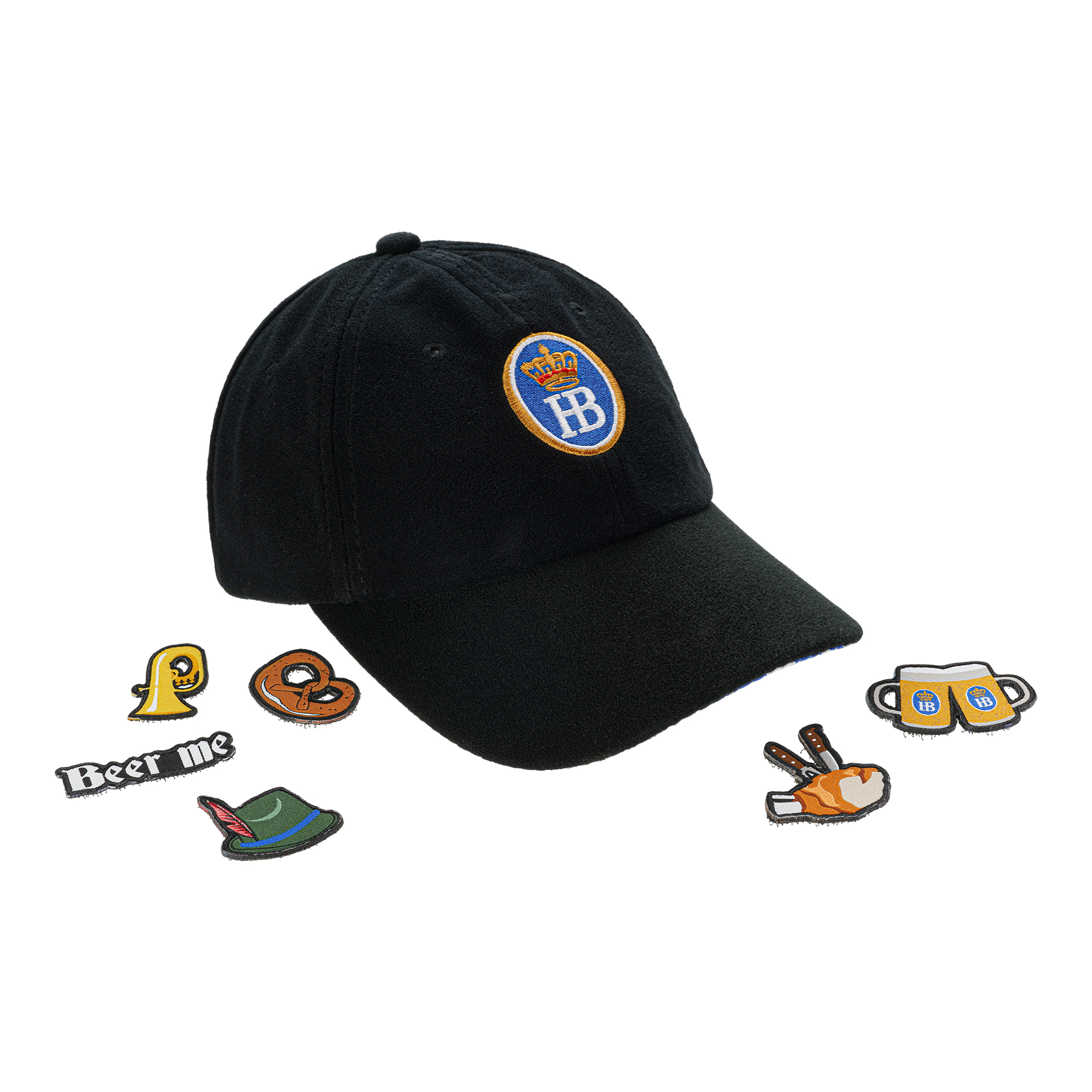 Schwarze Baseballkappe mit Hofbräuhaus-Logo auf der Vorderseite, davor liegen sieben abnehmbare Abzeichen, darunter Bierkrüge, Brezel, Hut, Händchen und der Schriftzug 'Beer me'.