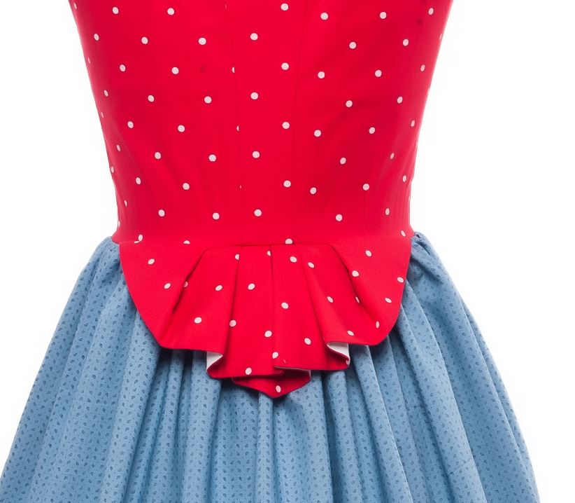 Detailaufnahme der Rückseite eines Dirndls: rotes Mieder mit weißen Punkten und kleine Schößchen-Falte, kombiniert mit hellblauem, fein gemustertem Rock.