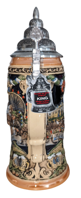 Seitliche Ansicht eines traditionellen deutschen Bierkrugs mit Zinn-Deckel und kunstvoll gestaltetem Henkel. Der Krug zeigt detailreiche Reliefszenen und trägt ein angebrachtes Etikett mit der Aufschrift „KING“, das auf den Hersteller oder eine Produktlin
