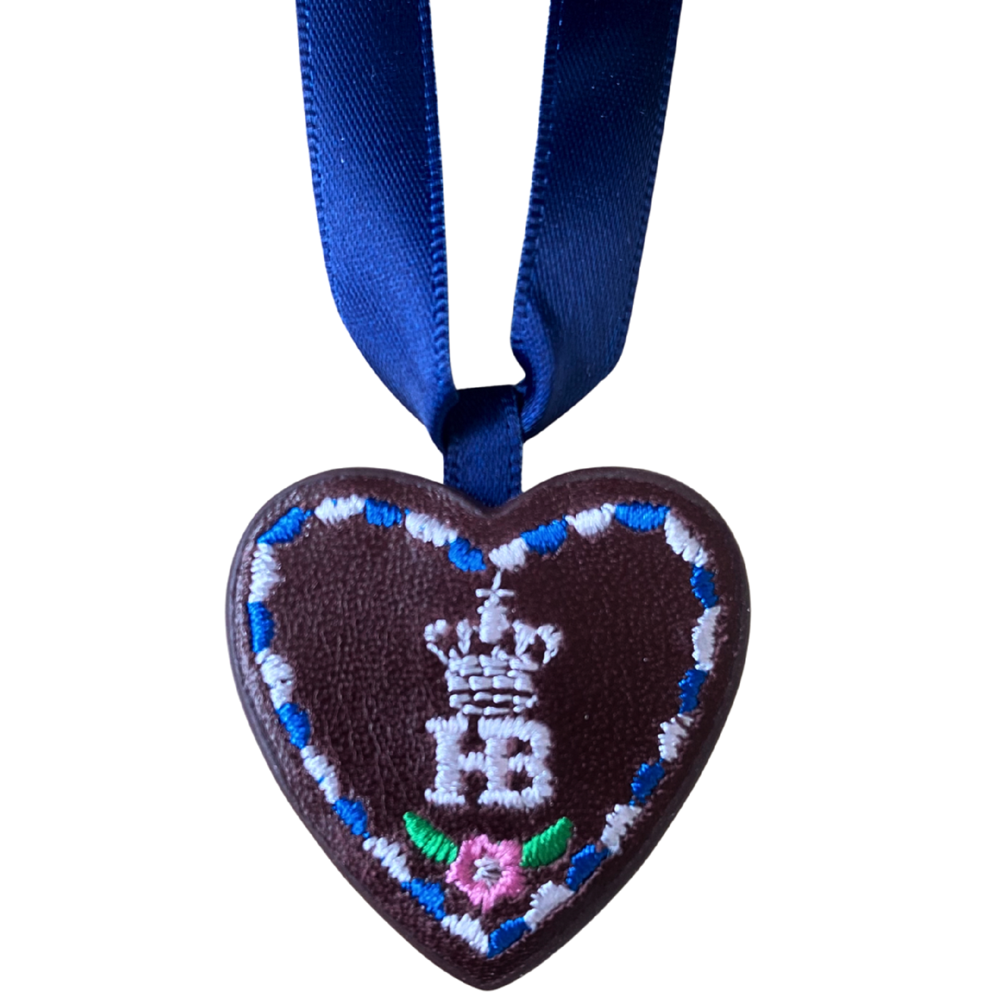 HB Lebkuchenherz-Anhänger mit gesticktem HB-Logo, blauer Bordüre, rosa Blüte und blauem Satinband