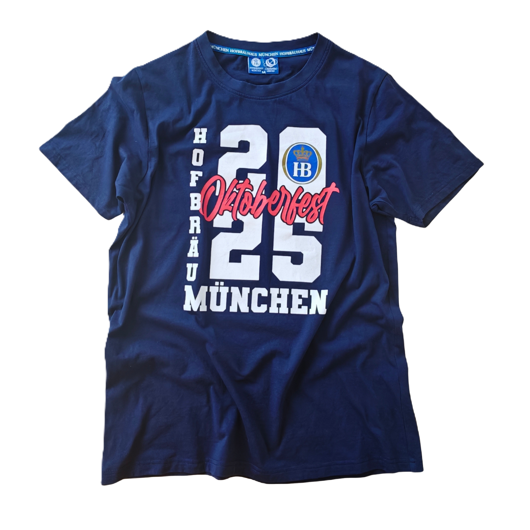 Dunkelblaues T-Shirt mit großem Aufdruck: 'Hofbräu München Oktoberfest 2025' und HB-Logo