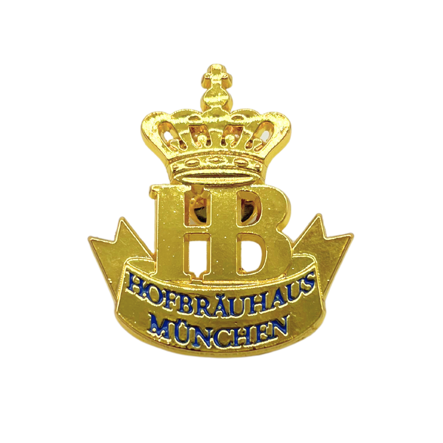 „Goldfarbener Pin mit einer Krone an der Spitze und den Buchstaben ‚HB‘ in der Mitte. Unterhalb befindet sich ein Banner mit der blauen Aufschrift ‚HOFBRÄUHAUS MÜNCHEN‘.“
