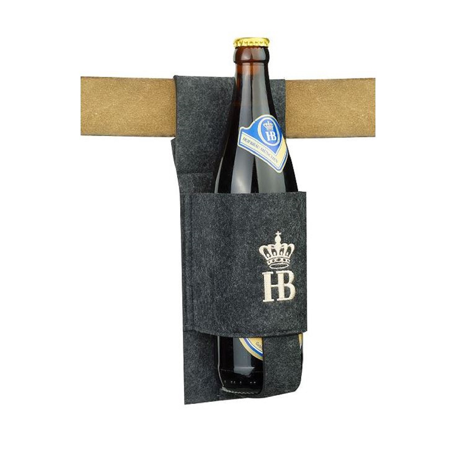 Praktischer Flaschenhalter aus Filz in Dunkelgrau mit gesticktem HB-Logo und Krone, an einer Tischkante befestigt, mit einer Hofbräu Original Bierflasche