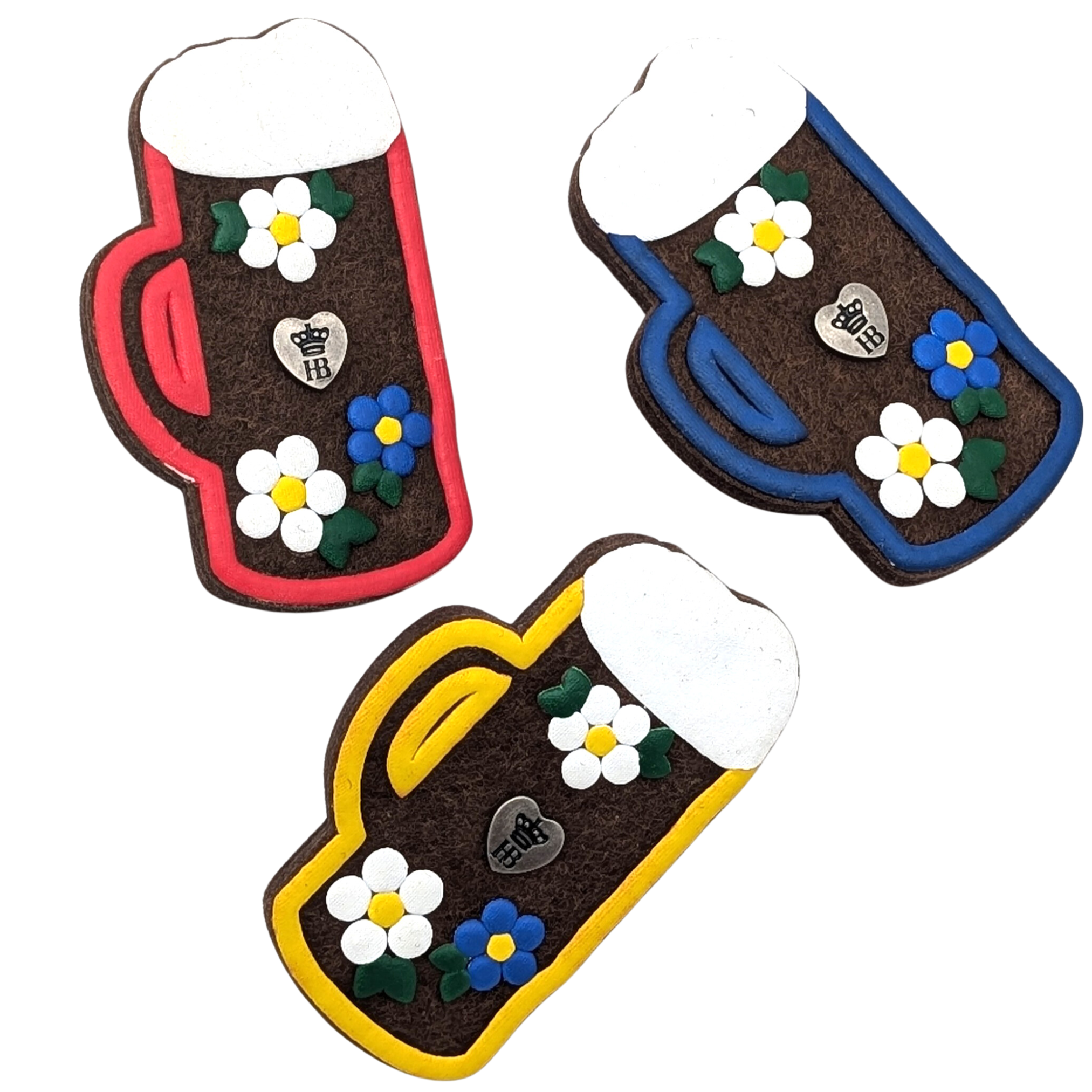 Drei dekorative Bierkrug-Anstecker mit Schaumkrone, jeweils mit rotem, blauem und gelbem Rand, verziert mit weiß-blauen Blumen und einem kleinen Herz in der Mitte.