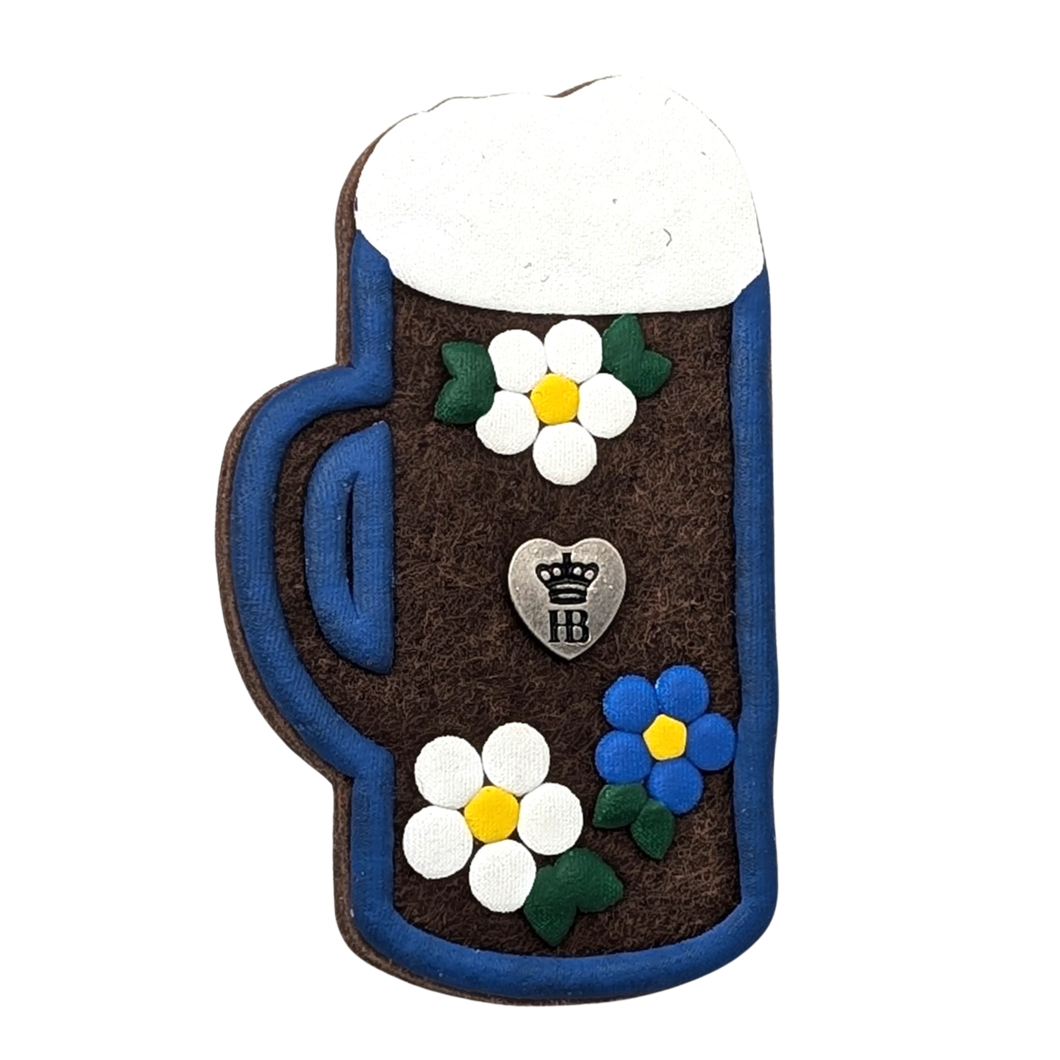 „Filzanstecker in Form eines Bierkrugs mit weißem Schaum, blauer Umrandung, verziert mit weißen und blauen Blumen, grünen Blättern und einem Herz mit der Aufschrift ‚HB‘.“