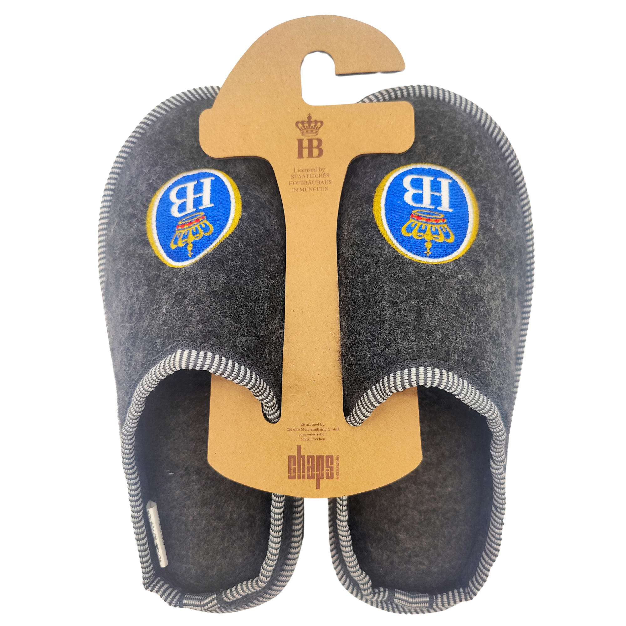 Graue Filzpantoffeln mit Hofbräuhaus-Logo, präsentiert auf einem braunen Kartonaufhänger.