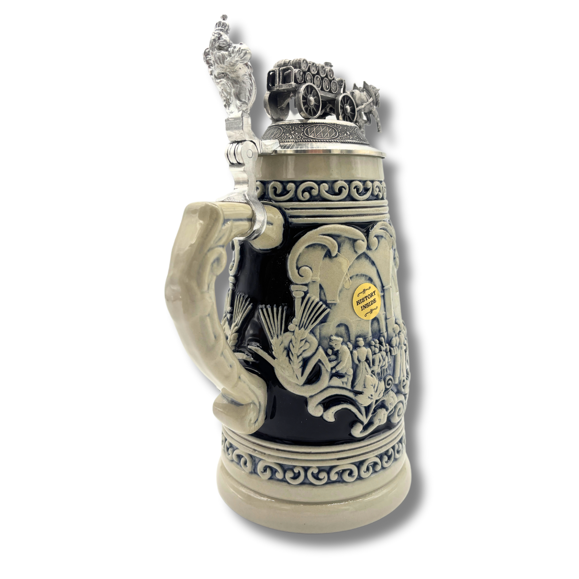 „Reliefbierkrug als Sonderedition mit kunstvoll gestalteten Motiven auf dem Krugkörper, darunter szenische Darstellungen im Schankraum, das Hofbräuhaus aussen und dekorative Muster. Der Zinndeckel ist mit einer detailreichen Skulptur eines Pferdegespanns 