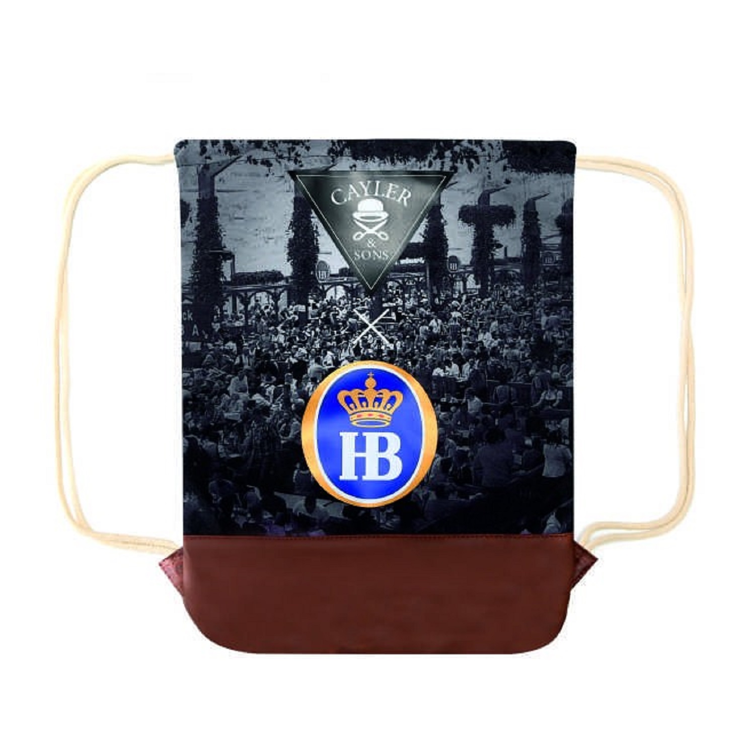 Gymbag mit Kordelzug, Rückseite mit großem HB-Logo, Cayler & Sons Schriftzug und Fotodruck einer Festzelt-Menge; braune Kunstlederverstärkung am Boden