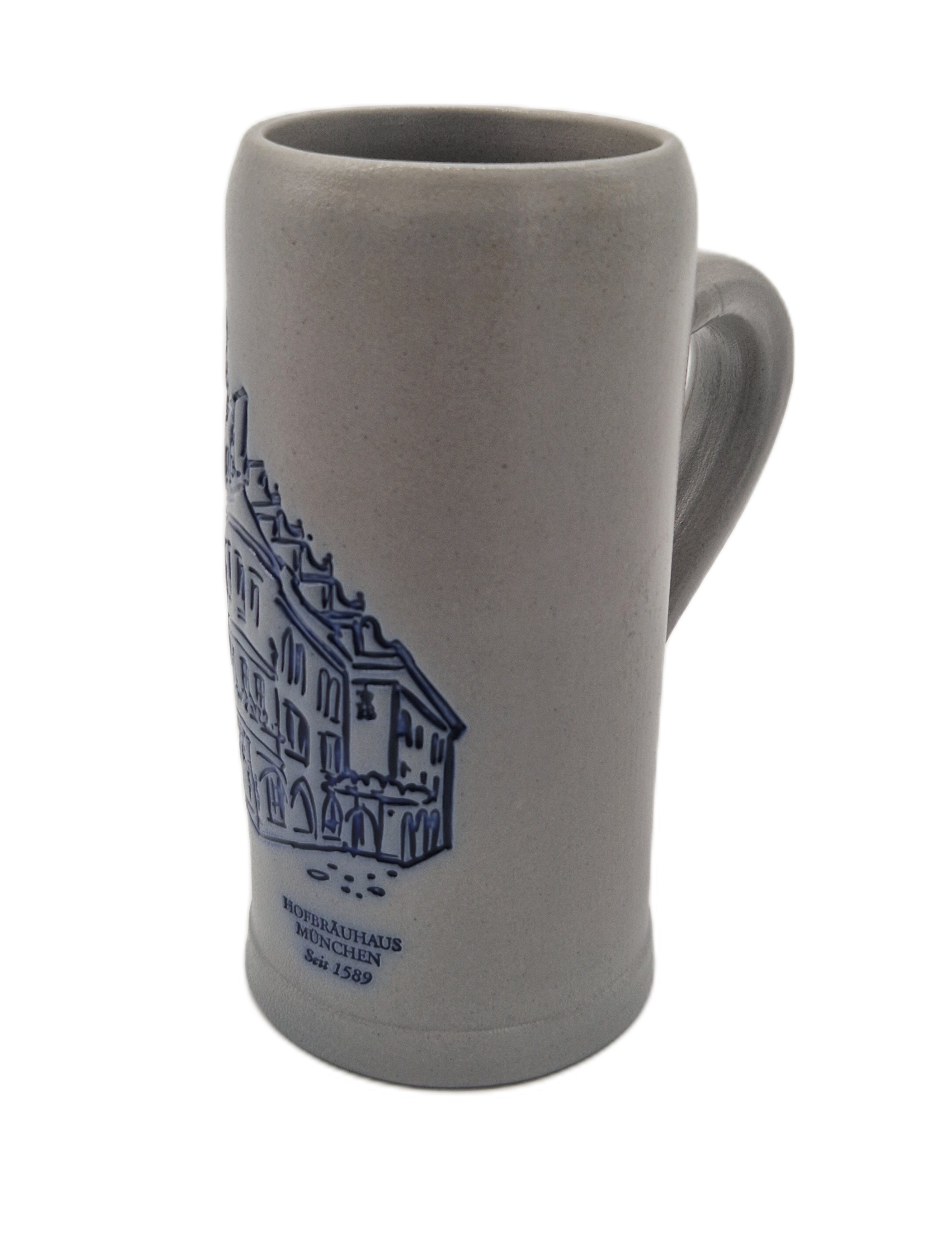 Grauer Hofbräuhaus-Steinkrug mit Henkel und blauer Zeichnung der Hofbräuhaus-Fassade, freigestellt auf transparentem Hintergrund.