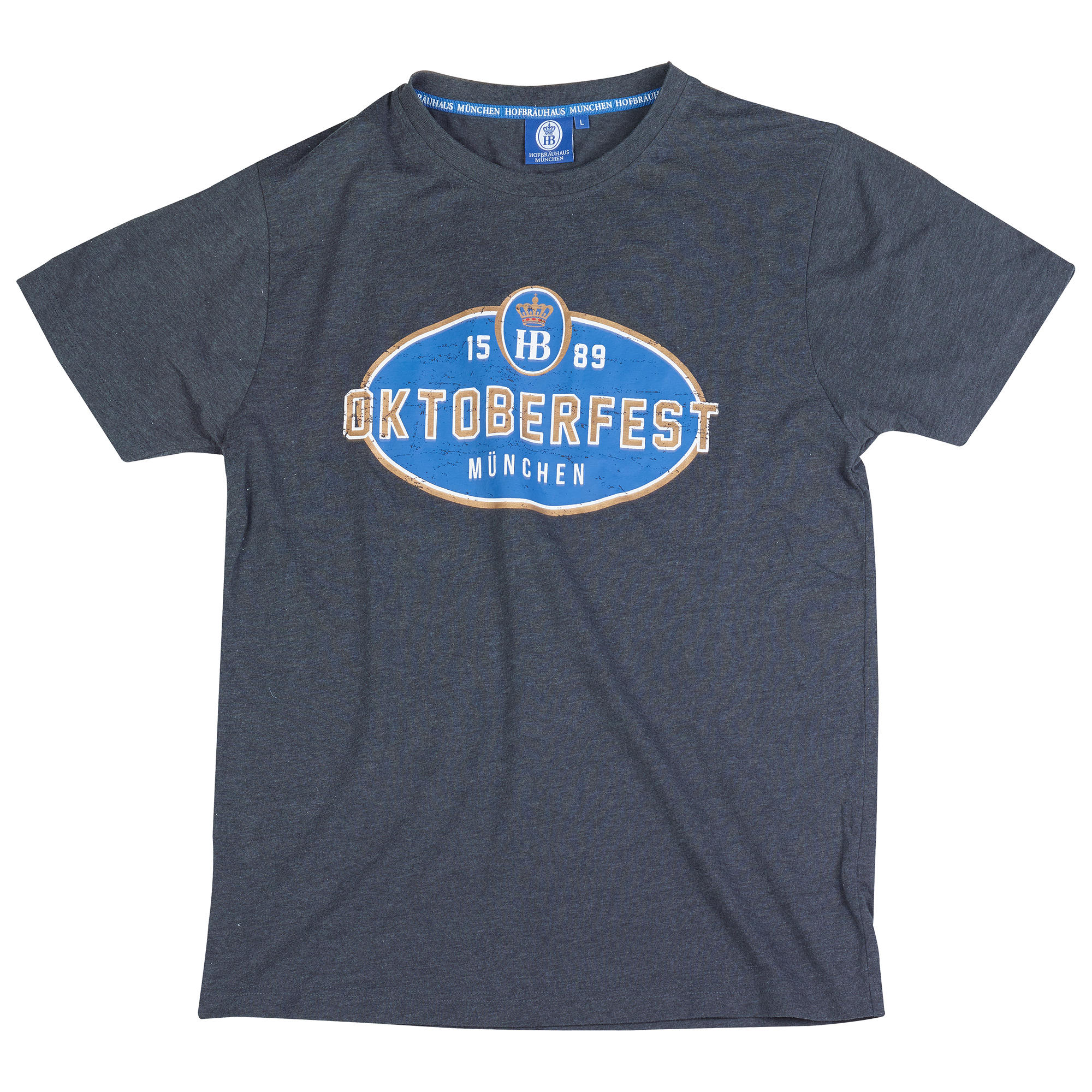 „Graues T-Shirt mit ovalem Frontdesign. In der Mitte steht in großen Buchstaben ‚OKTOBERFEST‘, darunter ‚MÜNCHEN‘. Oberhalb des Schriftzugs befindet sich ein rundes Emblem mit den Zahlen ‚15‘ und ‚89‘ zu beiden Seiten, was auf das Gründungsjahr 1589 hinwe